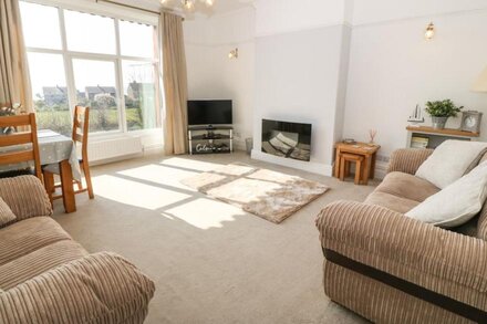 GWEL Y CASTELL (CASTLE VIEW), family friendly in Criccieth