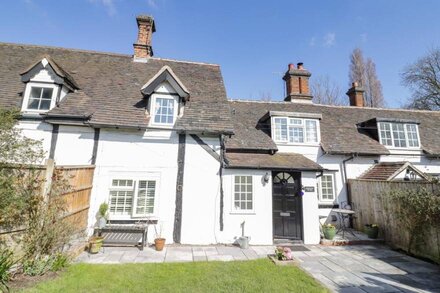 HONEYSUCKLE COTTAGE, family friendly, with open fire in Lea Marston