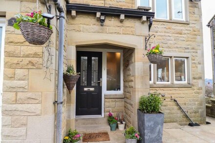 BRONTE VIEW COTTAGE, pet friendly, with open fire in Haworth