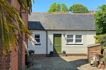 Goatchers Cottage in heart of Findon village