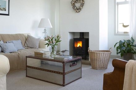 EAST ROW LODGE, family friendly, with open fire in Whitby