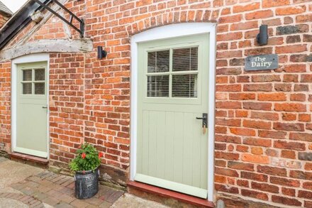 THE DAIRY, romantic, character holiday cottage in Tarporley