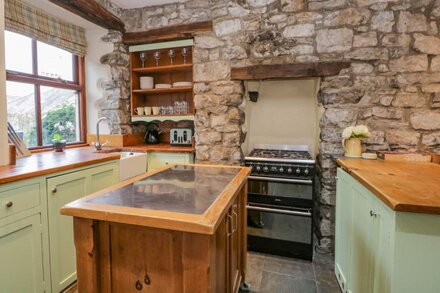 KENDAL COTTAGE, pet friendly, character holiday cottage in Kendal