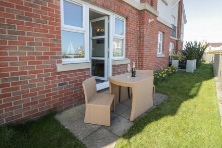 BENLLECH COASTAL RETREAT, family friendly, with a garden in Benllech