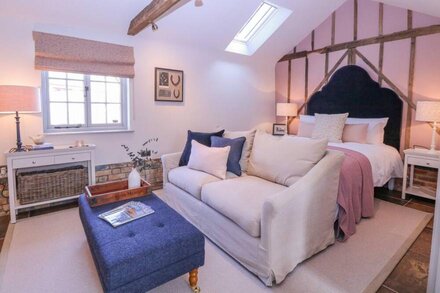 THE FORGE, romantic, character holiday cottage in Stowmarket