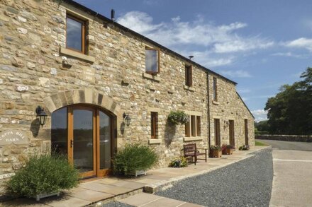 COPPA HILL BARN, family friendly, luxury holiday cottage in Ingleton