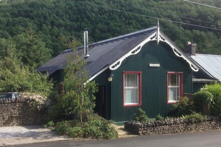 Spacious Holiday Home with Private Garden and Log Burning Stove in Peak District