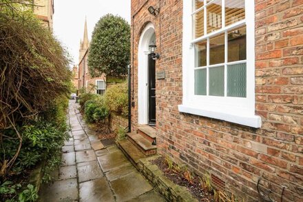 MAGDALENE HOUSE, family friendly, character holiday cottage in Louth