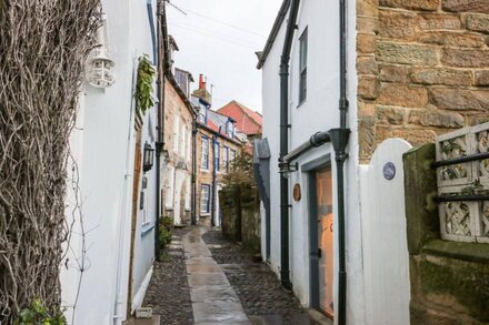 ROSEBERRY COTTAGE, family friendly in Robin Hood’s Bay