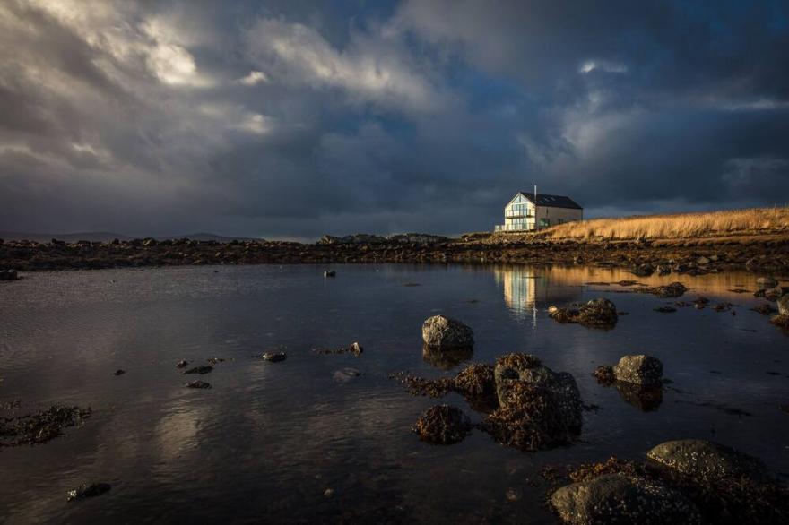 Tigh Bata, House on the sea