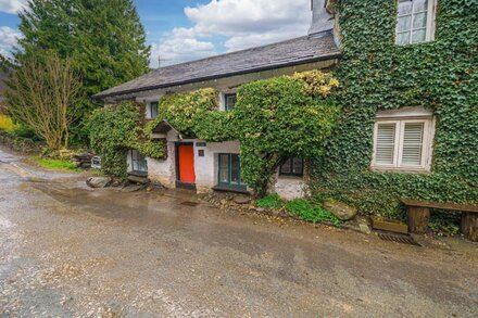 Beautiful, 17th century Lake District cottage close to village and mountains