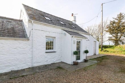 MIN-Y-RHOS, pet friendly, country holiday cottage in Edern