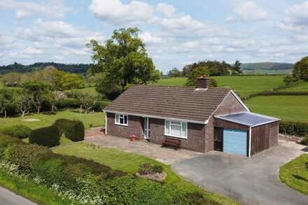 BERWYN VIEW, family friendly, with a garden in Welshpool