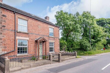 HORSE SHOE COTTAGE, pet friendly, character holiday cottage in Leek