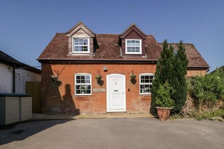 THE COTTAGE, family friendly, with open fire in Winterslow