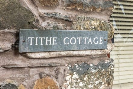 Tithe Cottage -  a cottage that sleeps 2 guests  in 1 bedroom