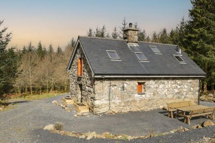 BRITHGWM CANOL, pet friendly, character holiday cottage in Dolgellau