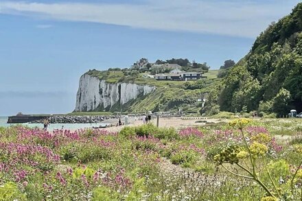 Stunning coastal holiday home with sea views, sleeping 6 guests with 3 bathrooms in Kingsdown.