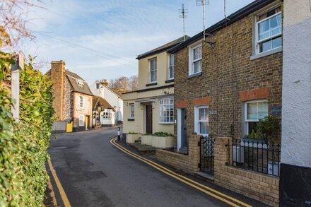 Cosy country cottage with garden, sleeping 2 guests in 1 bedroom near Deal