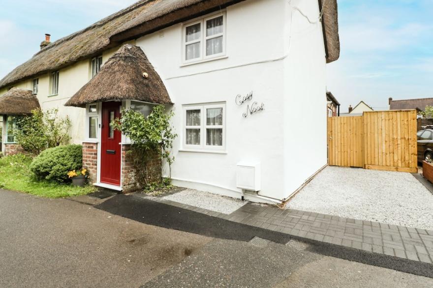 COSYNOOK COTTAGE, pet friendly, with a garden in Winterborne Kingston