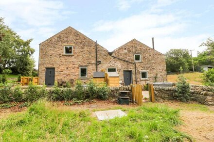 OVERLEA COWSHED, romantic, character holiday cottage in Hayfield