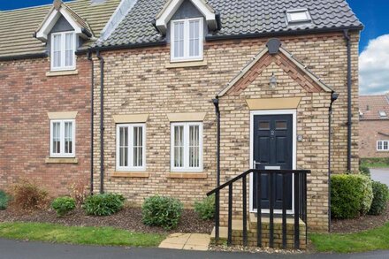 SUNNY CORNER COTTAGE, pet friendly, with pool in Filey