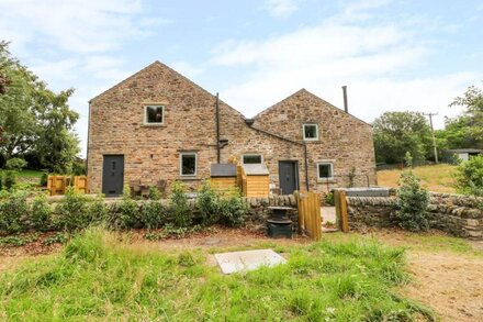 OVERLEA BARN, romantic, luxury holiday cottage in Hayfield