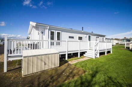 Beautiful 4 berth lodge with decking at Manor Park in Hunstanton ref 23038C