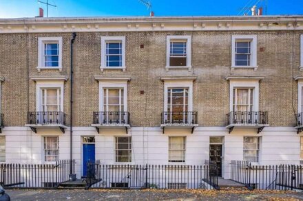 Chic & modern 2-bed flat w/ patio in Pimlico, Central London