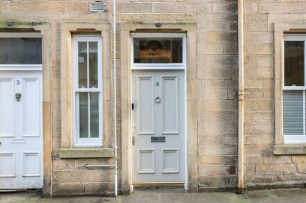 NUMBER EIGHT, romantic, character holiday cottage in Jedburgh