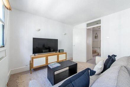 Central Covent Garden 1BR, nr. Leicester Square Station, by Blueground