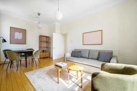 Spacious South Ken 2BR w/ Elevator, nr South Ken Station, by Blueground