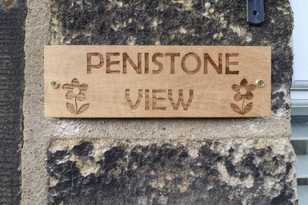 PENISTONE VIEW, pet friendly, character holiday cottage in Oxenhope