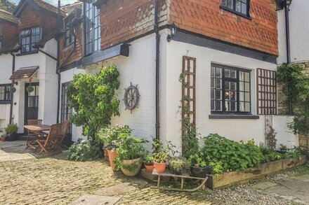 THE COACH HOUSE, pet friendly, with hot tub in Newport, Isle Of Wight