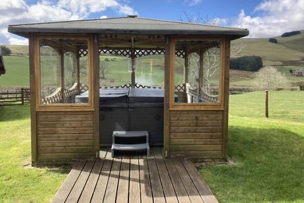 Stunning Log Cabin Iwrch with private Hot tub