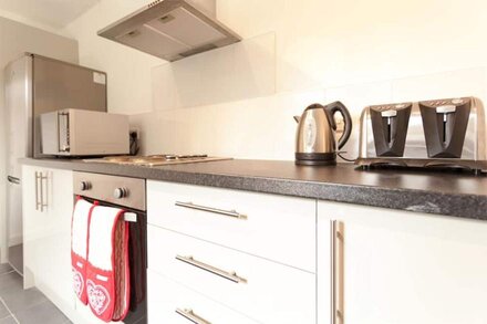 Comfortable contractor/family house Gatwick: sleeps 6+