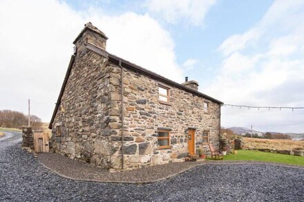 Ty Hen - Three Bedroom House, Sleeps 6