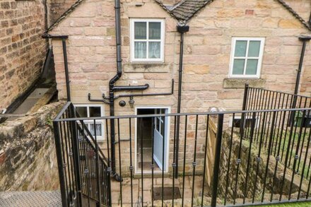 3 CASTLE ORCHARD, pet friendly, character holiday cottage in Duffield