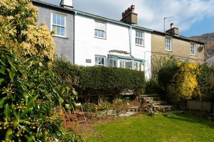 Rhubarb Cottage - Two Bedroom House, Sleeps 4