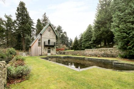 THE FOLLY, romantic, with a garden in Belford