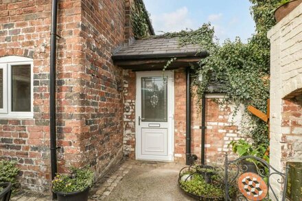 SWIFTS NEST, romantic, with a garden in Cookley