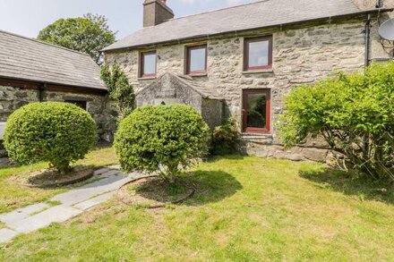 BWTHYN PENNANT, pet friendly, character holiday cottage in Porthmadog