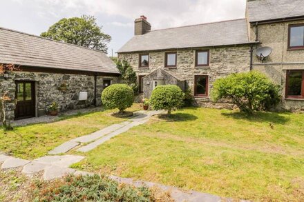 MELIN BACH, pet friendly, character holiday cottage in Porthmadog