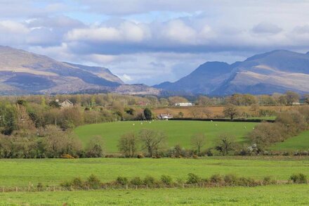 BRON HAUL, pet friendly, country holiday cottage in Brynsiencyn