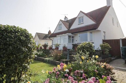 TY CAEREDIN, pet friendly, country holiday cottage in Penrhyn Bay