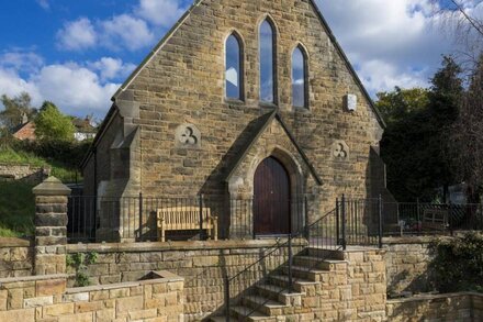 CHAPEL-ON-THE-HILL, family friendly, with a garden in Grosmont