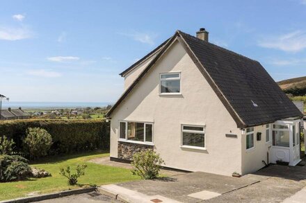 PEN Y GARTH, pet friendly, with a garden in Llanbedrog