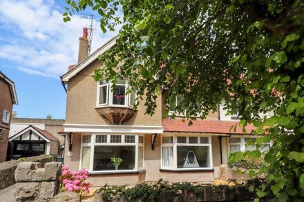 PARK VIEW, pet friendly, country holiday cottage in Llandudno