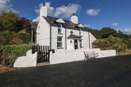 TAN YR ALLT, pet friendly, with open fire in Chwilog