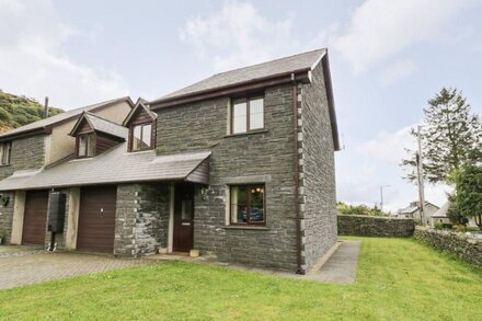 6 STAD YR YSGOL, pet friendly, luxury holiday cottage in Manod